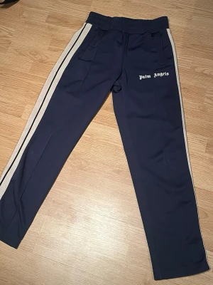 Mörkblåa Palm Angels Byxor - Säljer ett par mörkblåa Palm Angels byxor som jag inte använder längre, har haft i ungefär 1.5 år