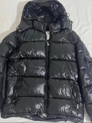 Moncler maya - Moncler jacka storlek M, bra skick och snygg.