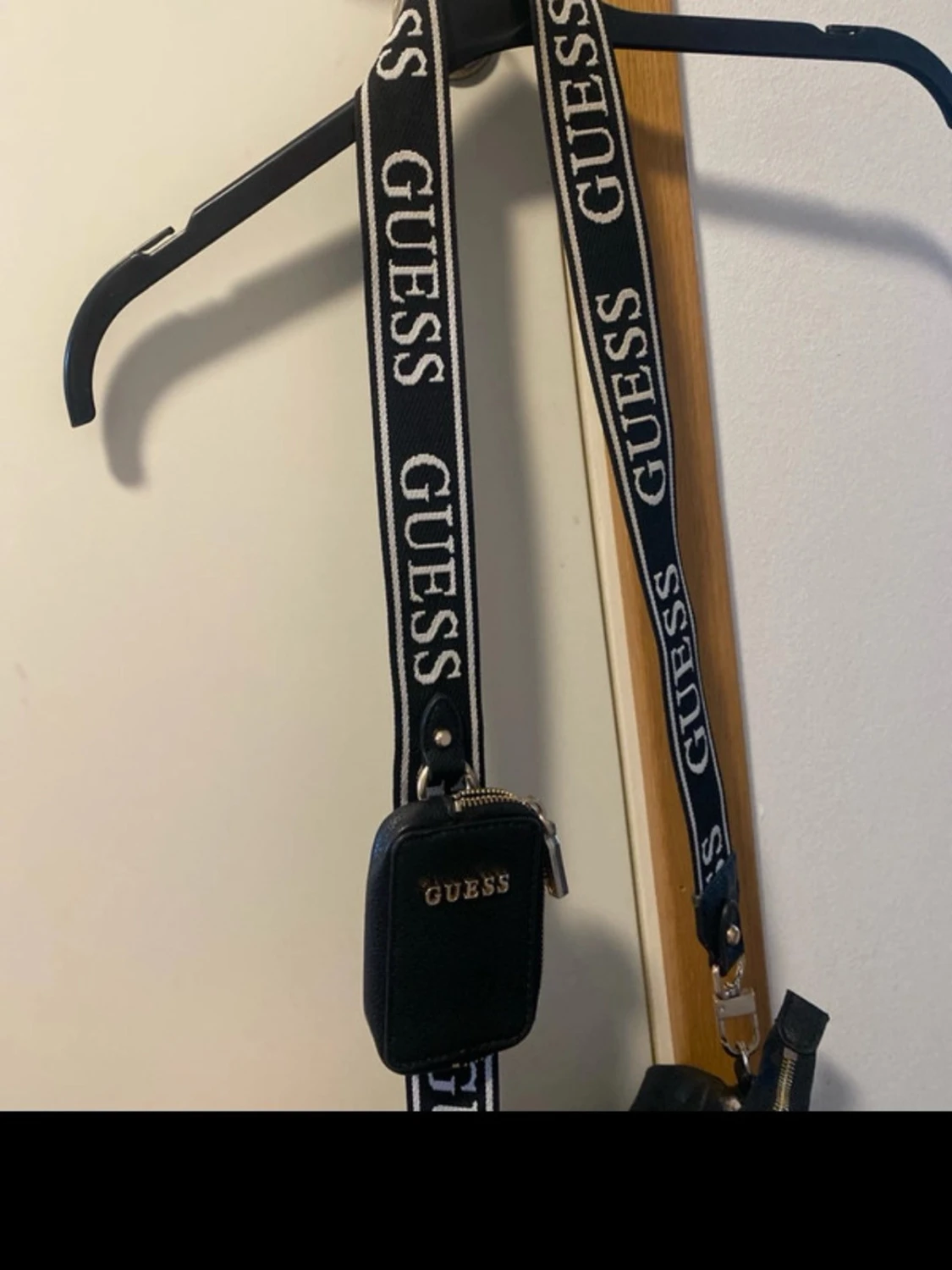 Svart axelväska från Guess med logorem - 1