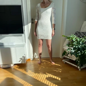 Vit klänning  - Säljer min fina vita klänning som är använd några få tillfällen. Den är fortfarande i fint skick då den är sparsamt använd.  Stl xs/s❤️❤️(Den är alldeles för liten för mig på bilden då jag har en större storlek nu)