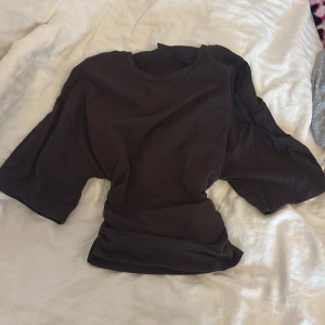 Brun t-shirt från Gina Tricot😊 - Inte använt den alls, passade inte för mig. Inga fläckar eller problem med tröjan 😊👍den är en tröja som spänner sig vid midjan och är verkligen jättefin 😊