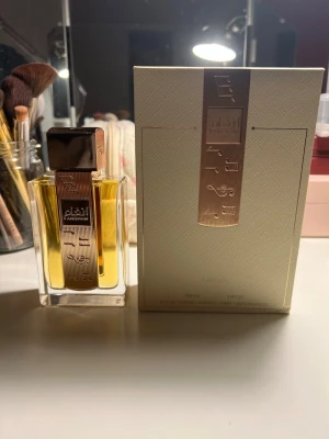 Lattafa Angham 100 ml  - 100 ml, eau de parfum 😍Helt ny endast tagit 2-3 sprut, luktar otroligt gott, för en elegant kvinna 🫶