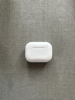 Trådlösa hörlurar - Säljer ett par hörlurar med laddningsetui. Hörlurarna är i fint skick med endast minimala spår av användning. Bekväm passform. Perfekt för musik, samtal och träning. Fungerar utmärkt och är rengjorda. Dm för frågor