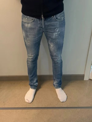 Dondup George - Hej, säljer nu dessa otroligt snygga Dondup jeansen i modellen George. | Jeansen har tydliga tecken på användning men fortfarande i gott skick. | Otroligt snygg tvätt där alla slitningar är original. | Hör av er vid frågor!🌟