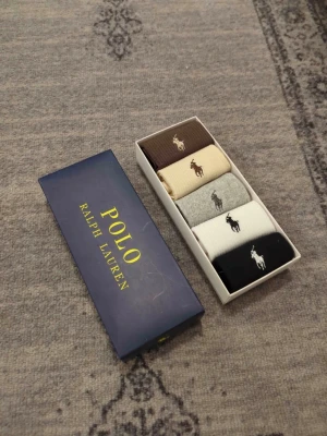 Polo Ralph Lauren 5-pack mix strumpor  - Säljer mins strumpor från Ralph Lauren, skriv vid frågor, priset är förhandlingsbart och kan skicka direkt efter köpet. Passar både män och kvinnor 