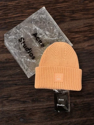 Acne Studios  - Säljer min mössa från acne studios, skriv vid frågor, priset är förhandlingsbart vid snabb affär och kan skicka direkt efter köpet 😊  Passar både män och kvinnor 😃