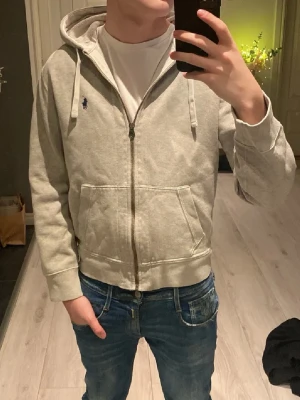 Ralph lauren zip hoodie  - En jätte fin Ralph lauren zip hoodie har inga fläckar eller så, är som ny. Den är jätte skön men tyvärr för liten nu. Storlek M