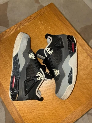 Jordan 4 ”Fear” - Air Jordan 4, lite slitna som synd på bild nummer 4. Hälarna har vart mycket slitna och har därför lagats.