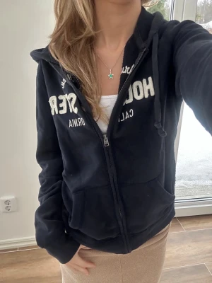 Hollister zip - En zip från Hollister i storlek L. Jag fraktar inom 24h, frakt med PostNord prioriteras. Se liknande plagg i min profil!