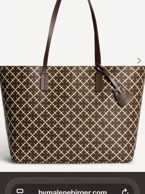 Brun stor från By Malene Birger - Brun väska från By Malene Birger som jag köpt på Raglady för 2800kr. Den passar superbra till skolan, resa eller när man ska packa med sig en del saker. Den är i superbra skick och jag säljer bara för att jag köpt en ny väska och inte längre behöver denna! Pris går att diskutera och jag skickar gärna samma dag.