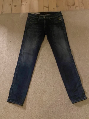 Replay Anbass mörkblå jeans 31/32 - Säljer ett par Replay Anbass hyperflex jeans till billig peng. Köpta för 1800. Mitt pris 449 kr!! Hör av dig vid funderingar.