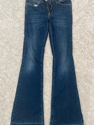 Mörkblåa jeans  - Ett par mörkblåa fina jeans som jag  köpte begagnade men jag har använt dem nån gång. Mid waist- high waist jeans.