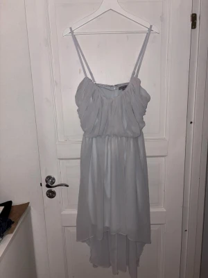 Klänning  - Säljer en jättefin klänning perfekt till fest eller likande. Strl 40. 