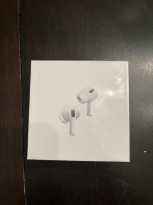 AirPods Pro 2  - Helt nya Apple AirPods Pro (2nd generation) med MagSafe-laddningsetui. Oöppnad originalförpackning. Aktiv brusreducering, adaptiv EQ och transparensläge för bästa ljudupplevelse. Perfekt för iPhone, iPad och Mac.