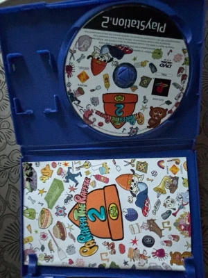 Ett fint bevarat äldre spel PaRappa The Rapper 2 (PlayStation 2) - PaRappa The Rapper 2 till PlayStation 2, komplett med originalfodral och manual. Skivan ser ut att vara i gott skick utan synliga repor. Perfekt för samlare eller fans av rytmspel. Fodralet har mindre märken från tidigare användning, men allt är funktionellt.