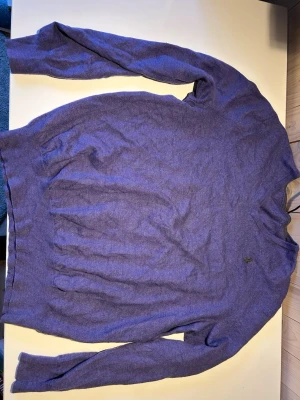 Ralph Lauren tröja  - Jag säljer min lila stickade polo tröja men de finns ingen tagg på den eftersom att den tappades bort i tvätten. Men den är i annars väldigt bra skick. 