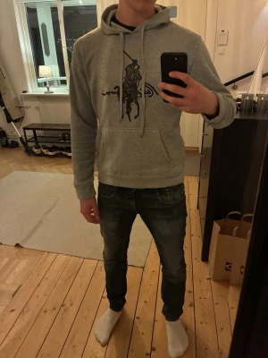 Hoodie - Stilren hoodie med snyggt tryck i mycket gott skick