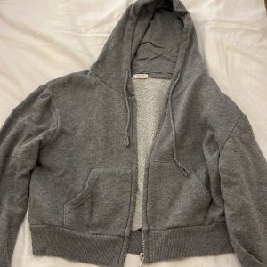 Brandy Melville hoodie - Säljer om denna söta croppade grå hoodien med dragkedja🩷 bara att kontakta vid frågor! Obs bilderna är lånade från tjejen jag hade köpt från😊