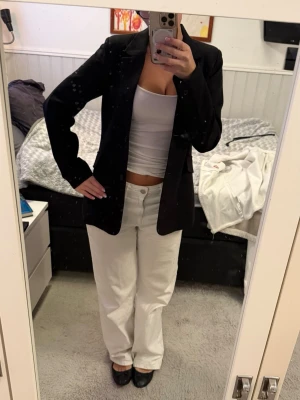 Svart kavaj med passform - Jättefin kavaj från bikbok i storlek XS. Den är insydd i midjan vilket är superfint och den är i jättebra kvalitet och knappt använd! Den köptes för 800kr och formar sig så fint på kroppen. Passar mig som vanligtvis bär storlek S i nästan allt. Den har en liten fläck (antagligen från någon dricka) som jag tror med 99% att de går bort i tvätten!