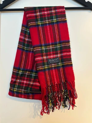 Burberry halsduk - Burberry halsduk i fint skick! Hör av dig vid frågor och kolla gärna in min profil!