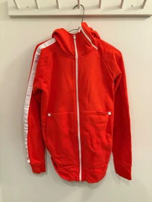 Röd hoodie - Röd hoodie med vita detaljer 