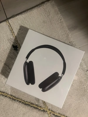 AIRPODS MAX - Säljer ett par Apple AirPods Max, helt oöppnade och fabriksförseglade. Köpta 14 januari 2021 och aldrig använda. Premium over-ear-hörlurar med fantastisk ljudkvalitet, aktiv brusreducering och Apple-design i toppklass. Perfekta för dig som vill ha nya AirPods Max i originalförpackning.  ✔️ Oöppnad / Ny i kartong ✔️ Original Apple AirPods Max ✔️ Aldrig använda, Skicka meddelande vid frågor eller intresse!