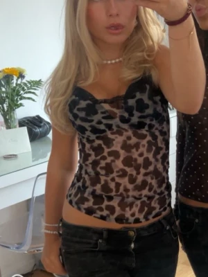 Leopardmönstrad linnetopp - Tajt grå genomskinlig leopardmönstrad linnetopp!! Super snygg till fest 🎉 