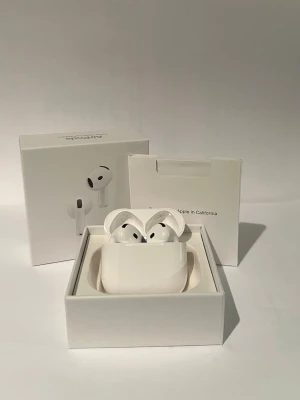 Apple AirPods 4 (ANC) - Snygga och moderna Apple AirPods 4 med aktiv brusreducering (ANC). Trådlösa hörlurar med laddningsetui, kompatibla med USB-C. AirPodsen är i nyskick och bara använda en gång och levereras komplett i originalförpackning. Perfekt för musik, samtal och vardagsanvändning.
