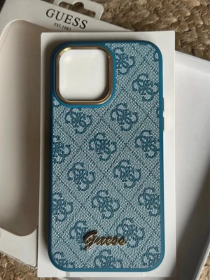 Guess skal : IPhone 14 Pro Max : denim blue : ny - Ett helt nytt skal, aldrig använt i sin förpackning från Guess. 