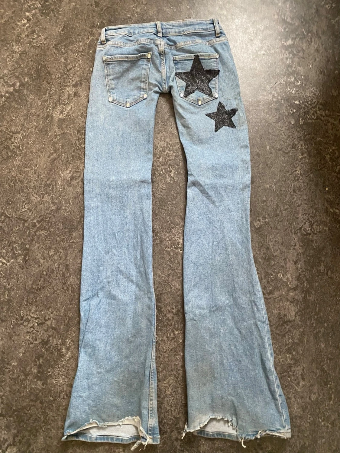 Ljusblå jeans med svarta stjärnor - 4