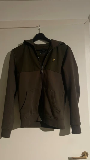 cardigan - grön cardigan. bra för lite kylligare kväller. nypris runt 800kr