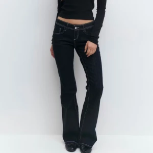 Mörkblåa bootcut jeans - Säljer ett par jättefina bootcut, low waist jeans i mörkblå färg då dom inte har kommit till användning, dom är använda max 2 gånger och är i ett jättefint skick. ❤️