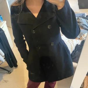 Svart skepparkavaj från Pull&Bear - Stilren svart skepparkavaj från Pull&Bear med dubbelknäppning och bred krage. Stolek L men passar mig som har s-m. 