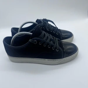 Lanvin  - Hej säljer nu mina lanvins i bra skick. Nypris på dessa ligger på 4999kr. De sitter oftast 1 storlek större. Ställ gärna frågor vid funderingar först till kvarn på box och dustbag har ett begränsat antal! Skada på toe capen på andra bilden därav priset