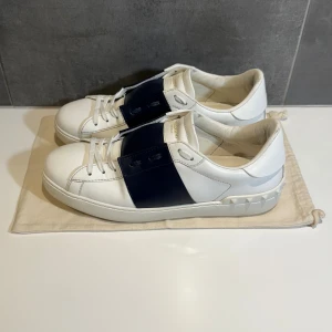 Valentino open  - Valentino opens i size 42 passar 43, skick 9/10, dustbag medföljer vid köp, vid funderingar hör av er.