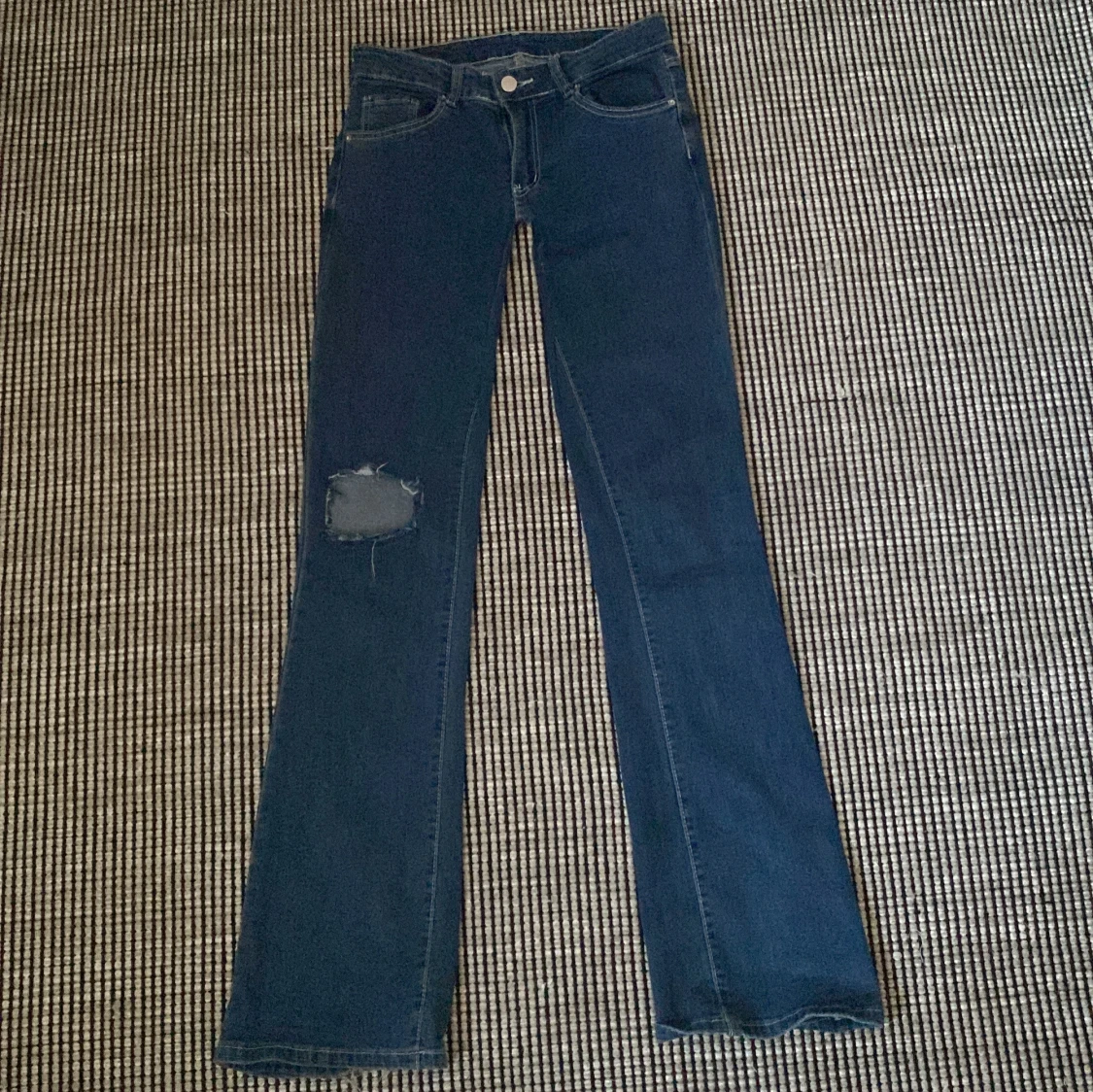 Blå bootcut jeans med slitning