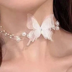 Choker med pärlor och fjäril - Finns 4 färger : vit , svart, rosa, ljus grön                                    63kr/st eller 100 för 2 