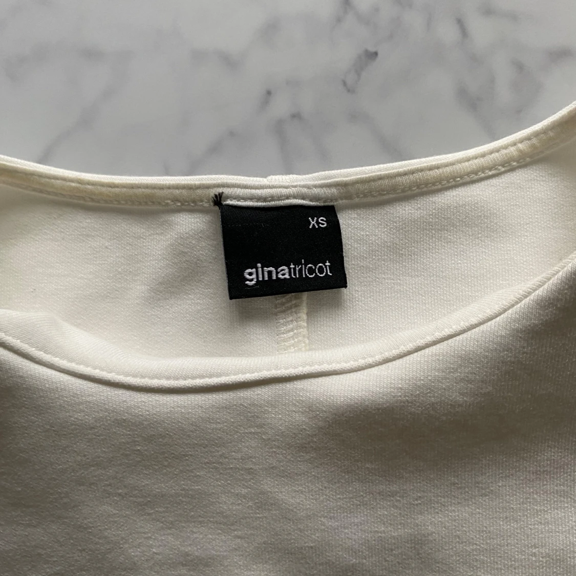 Vit kortärmad topp från Gina Tricot - 1