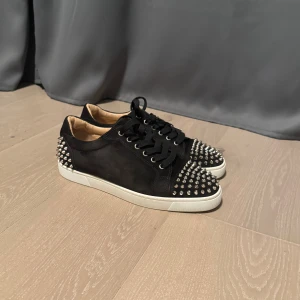 Svarta Louboutins  - Ett par väldigt snygga Louboutins i storlek 43. Det är i perfekt skick och har bara användas 1-2 gånger inga flaws. 10/10! Säljs tyvärr utan original boxen och accessories. Finns inget kvitto men kan garantera att det är autentiska. Kontakta mig gärna vid frågor eller funderingar.