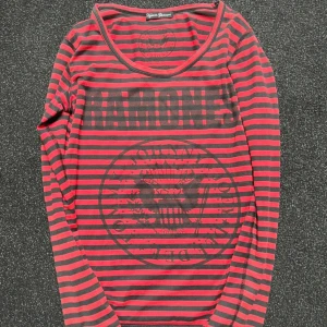 Hysteric Glamour Ramones Longsleeve - I väldigt bra skick. Skriv om ni undrar något mer! Längd 60 cm