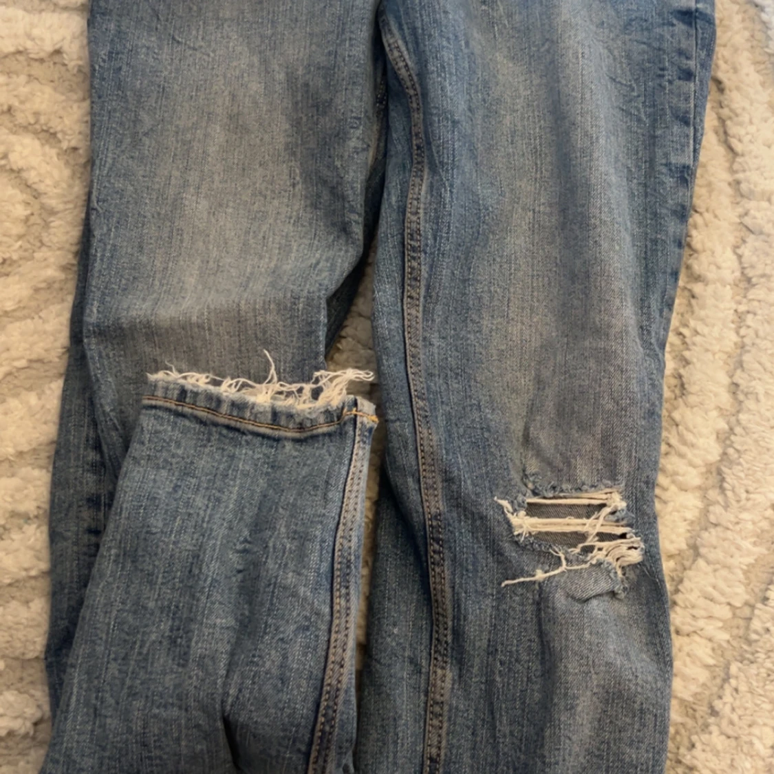 Ljusblå ripped jeans från Zara - 1