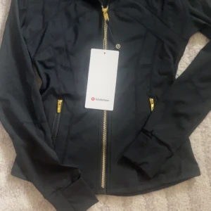 Svart vindjacka från Lululemon - Helt ny oanvänd