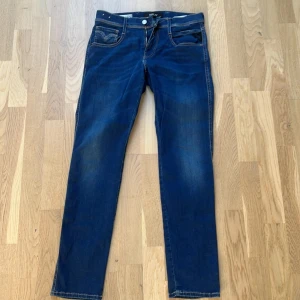 Blå jeans från Replay - Snygga blå jeans från Replay i modellen Anbass. Storlek 30/30