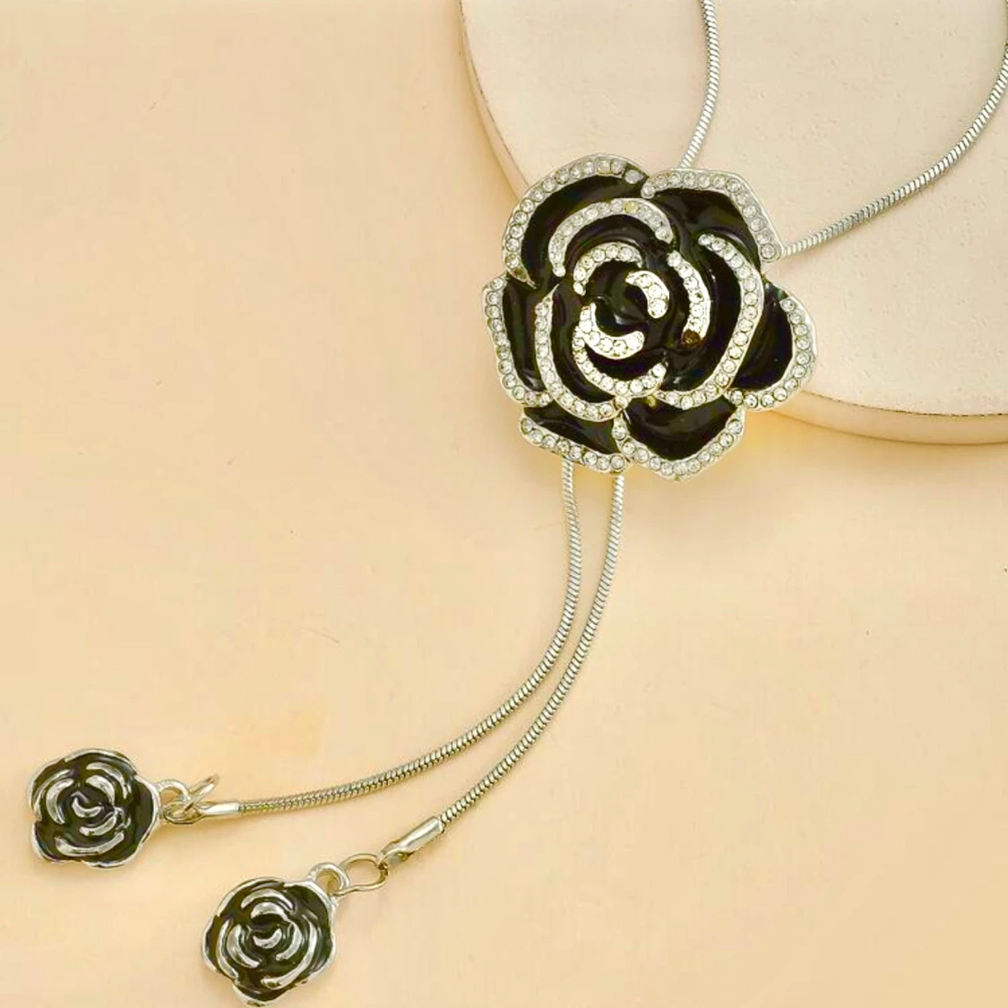 Silverfärgat halsband med glittrande rosor