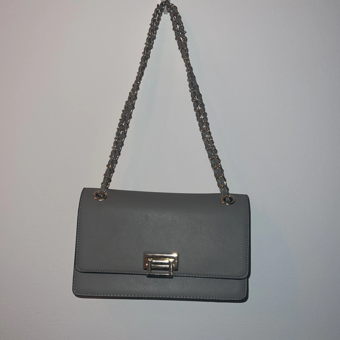 Grå/grön axelväska med kedjerem