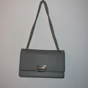 Grå/grön axelväska med kedjerem - grå/grön axelväska med kedjerem i guld. 