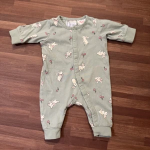 Grön pyjamas med kaniner - Supergullig ljusgrön jumpsuit från H&M i storlek 50 (0-1mån). Oanvänd, endast upptvättad så är i nyskick.