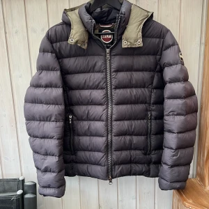 Colmar jacka 48/S - Superfet colmar jacka som är perfekt för vintern! Size 48 som är som S! Passar på typ 174-182cm! Skick 8/10! Hör av dig vid minsta fundering 🤩 