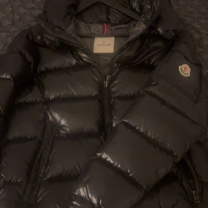 Moncler jacka  - Här så säljer jag en as snygg vinter jacka från moncler. Jackan har knappast använts. Tyvärr så har jag ingen kvitto till denna snygga jacka. Jackan är i storlek XL men sitter bra på dom som har M. Säljer jackan ganska billigt för att jag inte då har någon kvitto🧥❤️