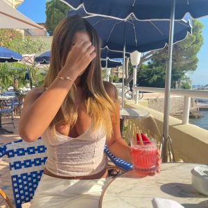 Ljusrosa spetsig korsett-topp - Rosa spets topp från Urban outfitters! Säljer pga kommer inte till användning💗